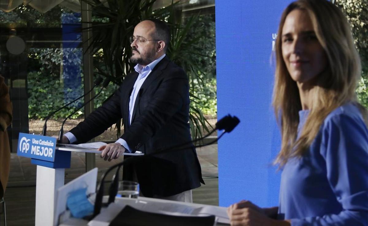 Alejandro Fernández, candidato del PPC, y la diputada del PP en el Congreso Cayetana Álvarez de Toledo en un acto electoral en Barcelona.