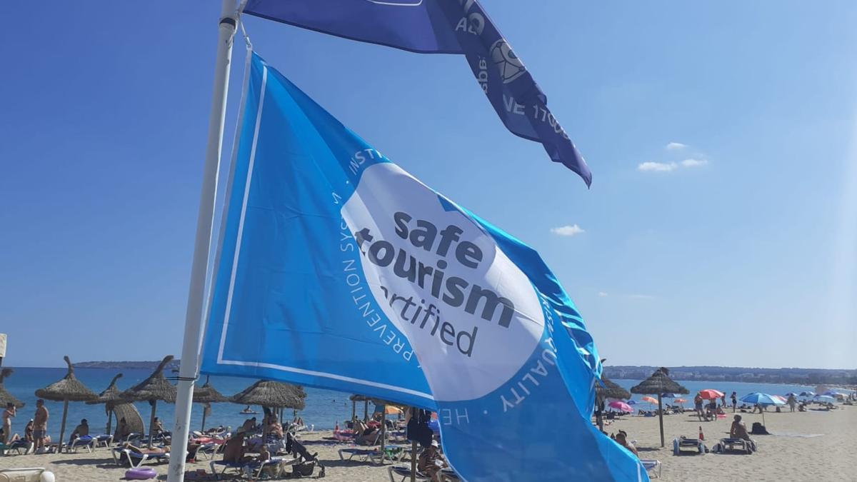 La bandera de Safe Tourism ondea en las cinco playas palmesanas.