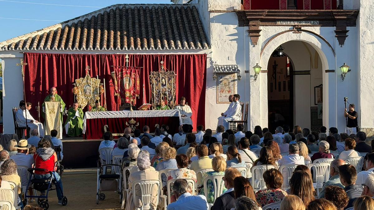 Misa de romeros presidida por el obispo de Córdoba, Jesús Fernández.