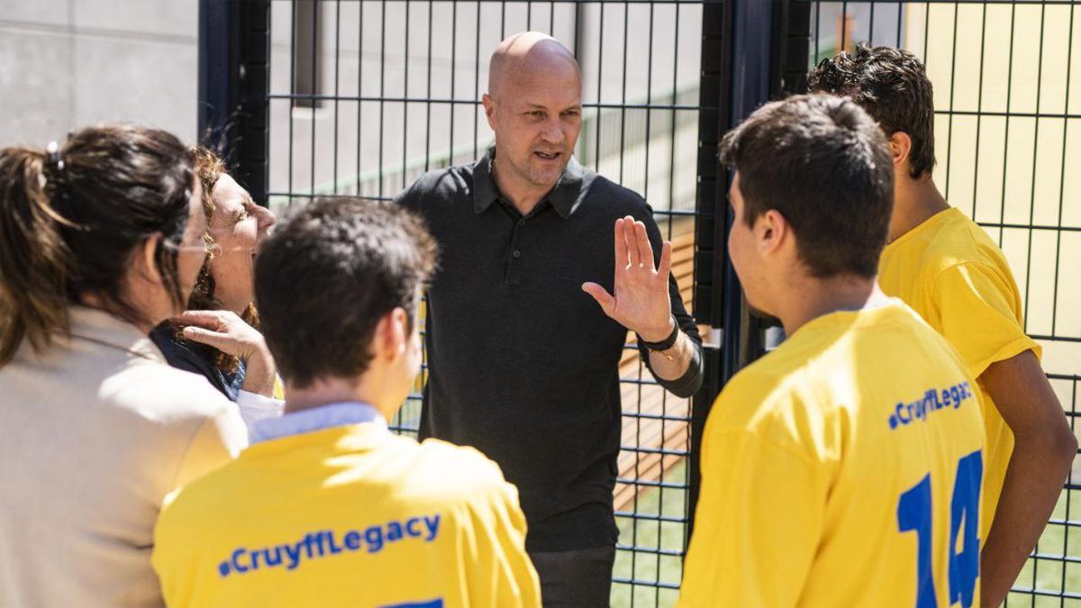 Jordi Cruyff, con los niños de la Cruyff Court de la Sagrera