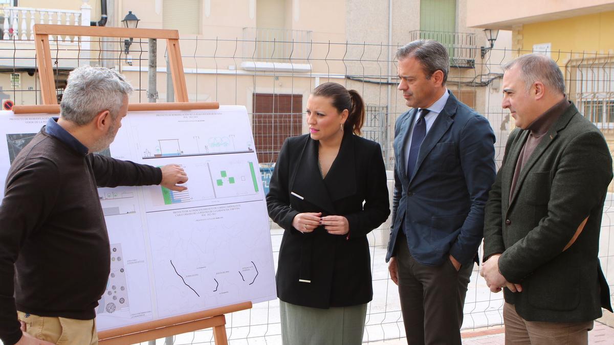 El consejero Marcos Ortuño y la alcaldesa, Catalina Herrero, esta mañana en Fortuna.