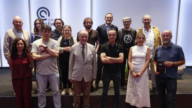Los autores presentes en el Club. En la fila inferior, de izquierda a derecha, Susana del Llano, Rubén Rodríguez, Leopoldo Tolivar Alas, Martín Castro Masaveu, Virginia Gil Torrijos y Armando Murias. Arriba, Ángel García Prieto, Paula Expósito, Juan Carlos Suárez, Dani Tritón, Iván de Santiago, Manolo Abad y Manuel Herrero Montoto.