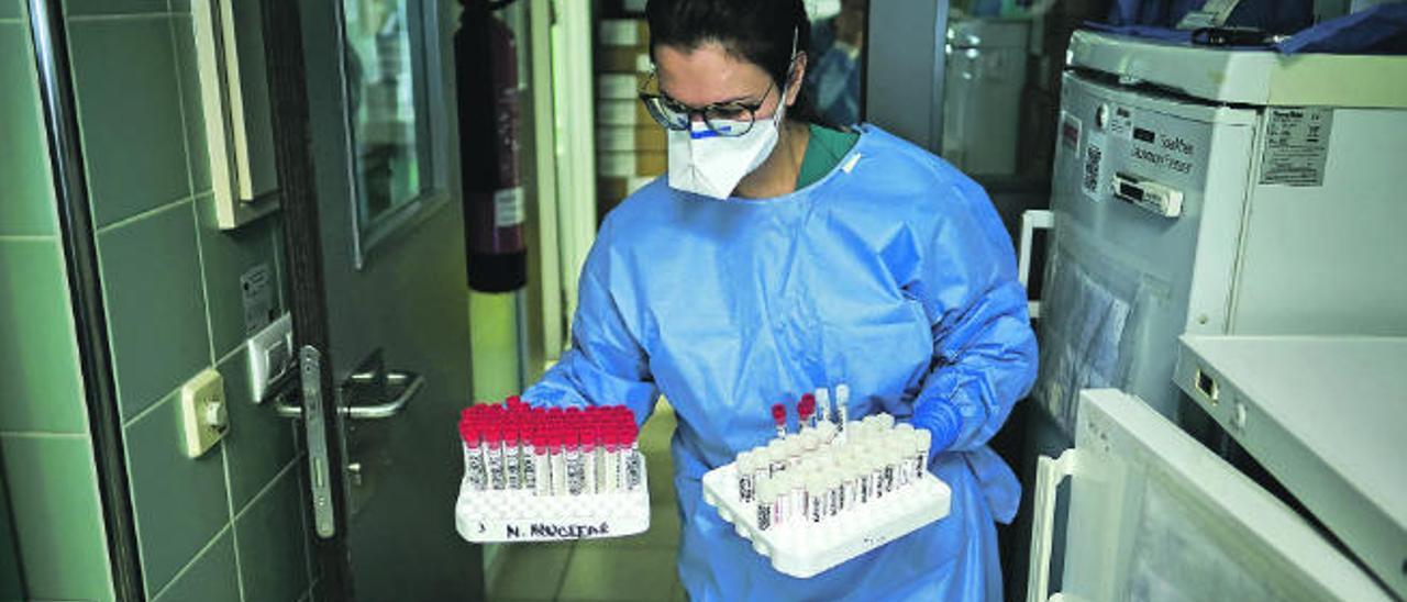 Una técnico de laboratorio del Hospital de La Candelaria saca las muestras de pacientes con posible Covid-19.