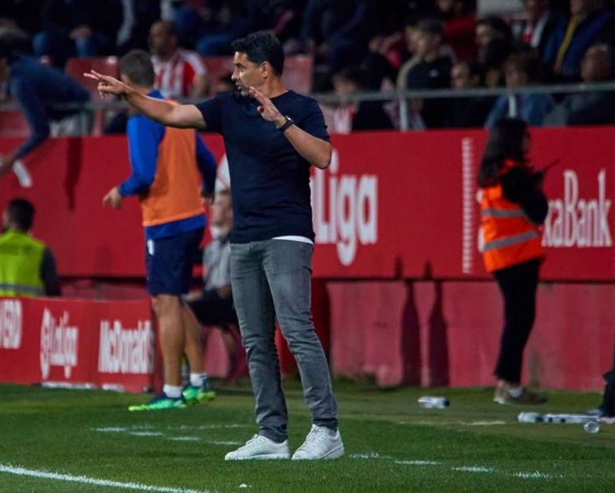 Míchel, dirigiendo un partido del Girona