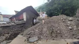 Panorama dantesco por la tromba de agua en una aldea de Cangas del Narcea: "Se nos ha llevado el coche, un tractor grande fue arrastrado y dos ternerinos están muy mal"