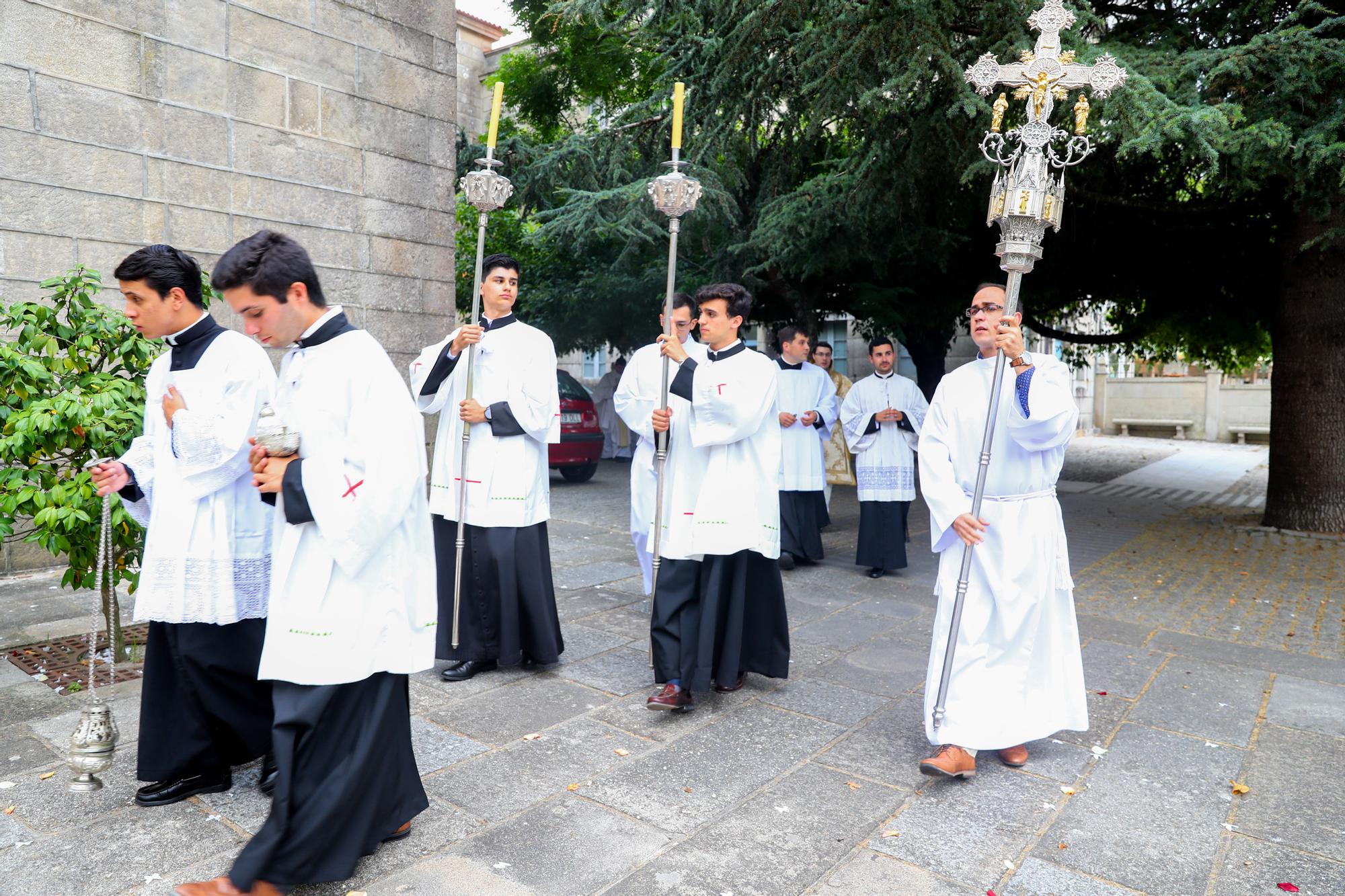 Oficia su primera misa con tan solo 24 años: así fue el multitudinario debut del sacerdote Ernesto Gómez Juanatey