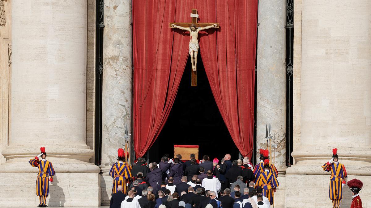 Traslado del féretro del papa Francisco a la basílica de San Pedro
