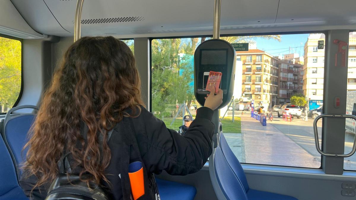 Un usuario valida la tarjeta en el nuevo tranvibús.