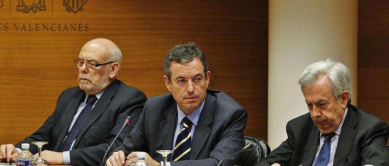 Francisco Grau (centro) comparece en las Corts en la comisión de investigación de la CAM.  | MANUEL MOLINES