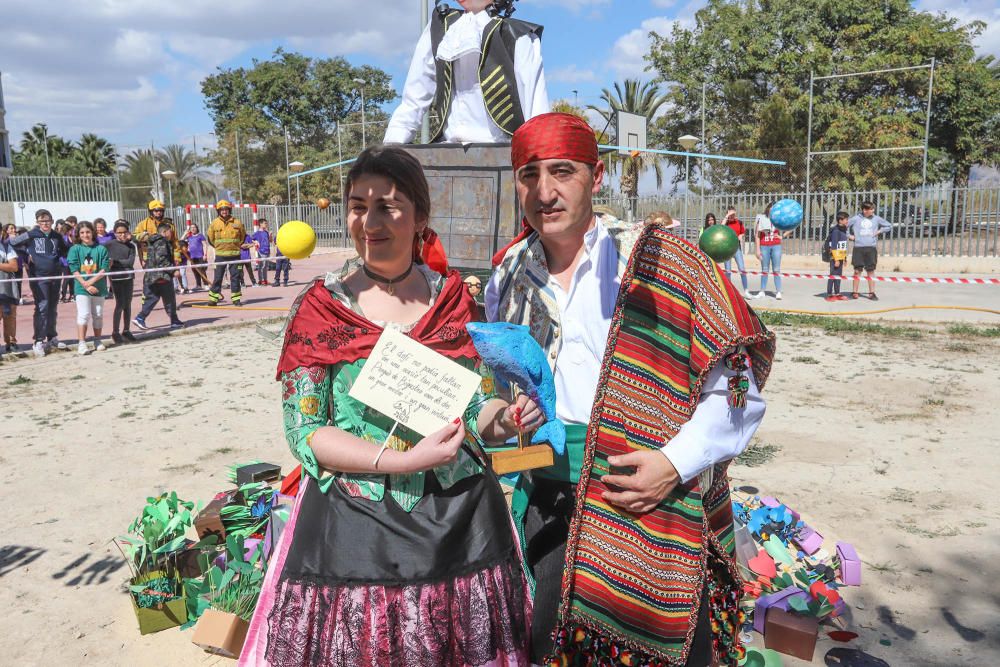 El Instituto recupera la tradición fallera que se celebraba hace lustros en el municipio y dedica el monumento al erudito local Thomas Villanova. Los alumnos recibieron una bañá primaveral por parte d