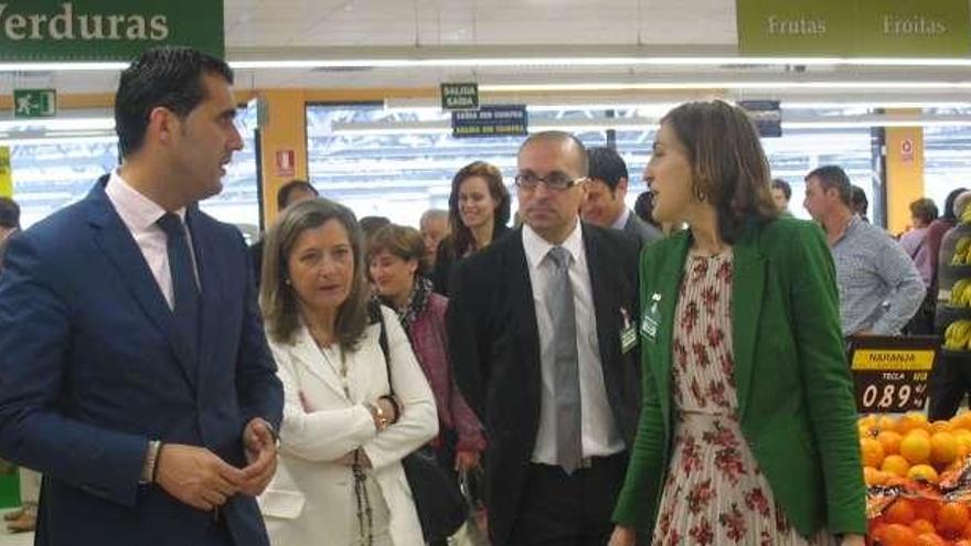 El alcalde, Alberto Valverde, y la delegada de Zona Franca, Teresa Pedrosa, visitaron ayer el centro.