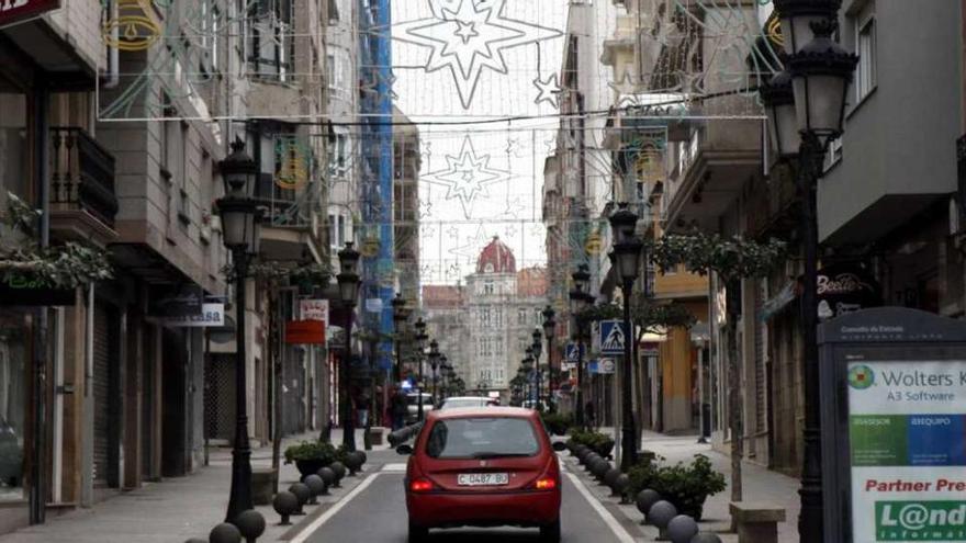 La calle Calvo Sotelo amaneció ayer con los arcos de luces instalados. // Bernabé/Luismy
