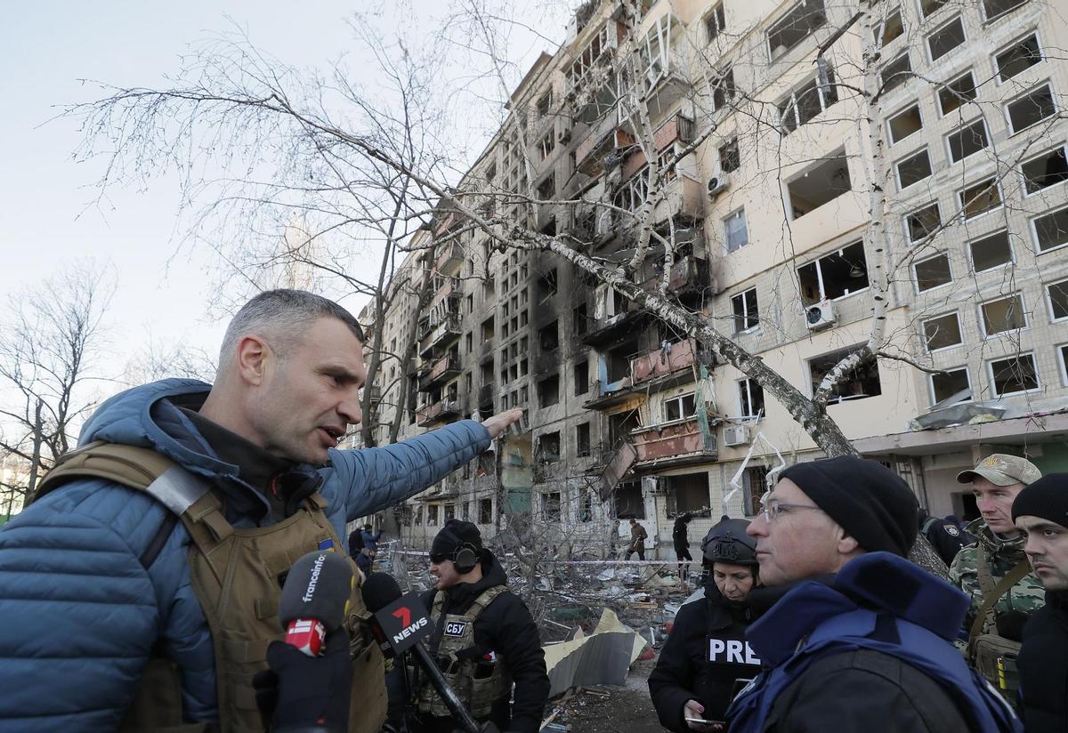 Ataque con un misil de crucero ruso en un barrio al norte de Kiev