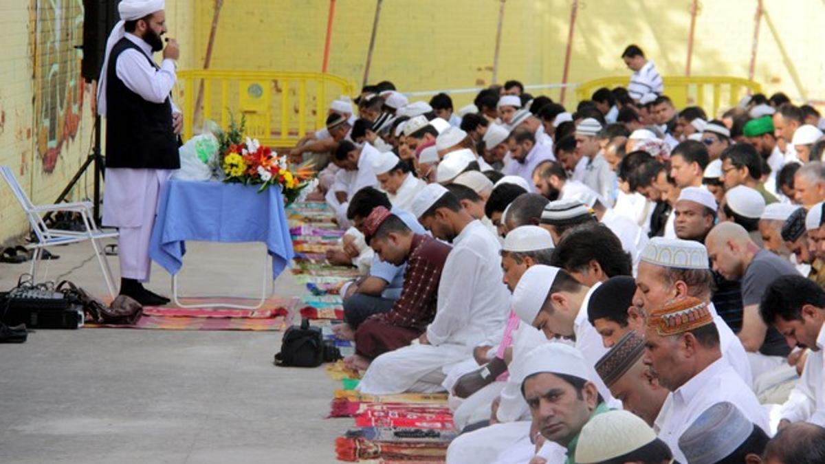 Musulmanes pakistanís de Badalona hacen la última pregaria del Ramadán en el patio de un antiguo instituto del sur de la ciudad.