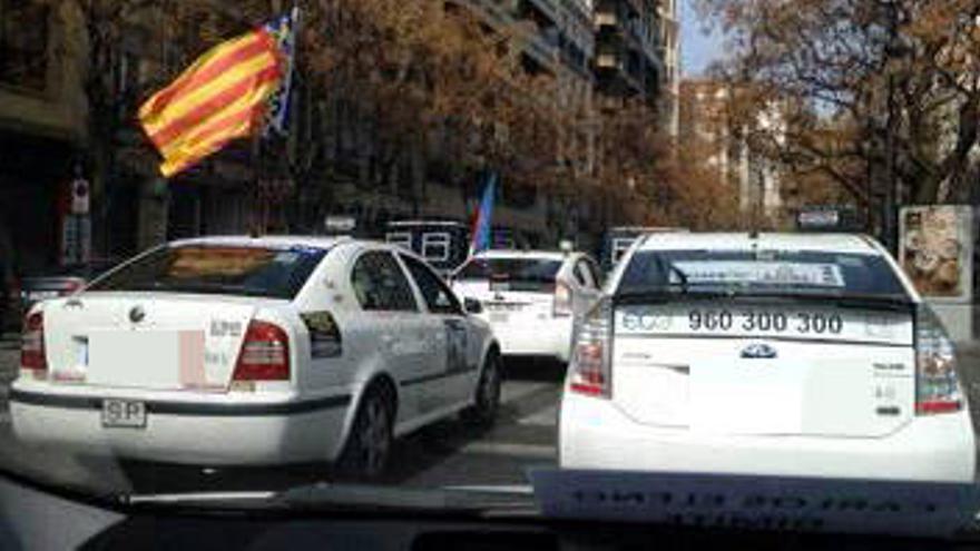 Taxistas colapsan el centro ante la falta de respuestas