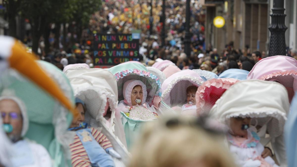 Imagen de un desfile de carnaval en Oviedo.