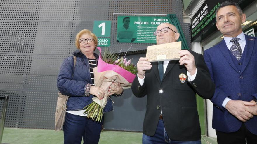 Miguel Quirant, acompañado de su mujer Fina y del presidente del Elche Diego García, en la Puerta 1 del Martínez Valero que lleva su nombre