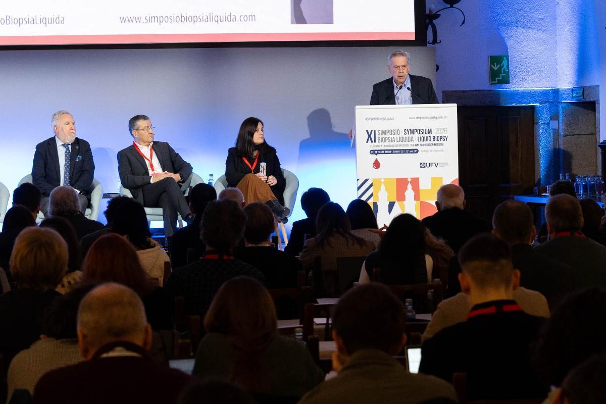 Caamaño interviniendo en el simposio sobre biopsia líquida de Santiago ante Santalices, Rafael López y Laura Muinelo.