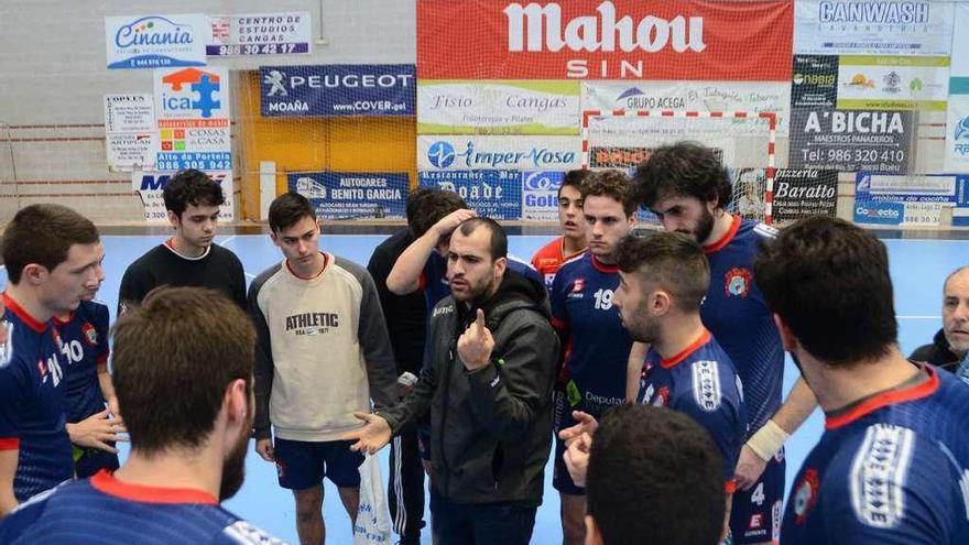 Jose Figueroa da instrucciones a sus jugadores en un encuentro de la pasada temporada. // Gonzalo Núñez