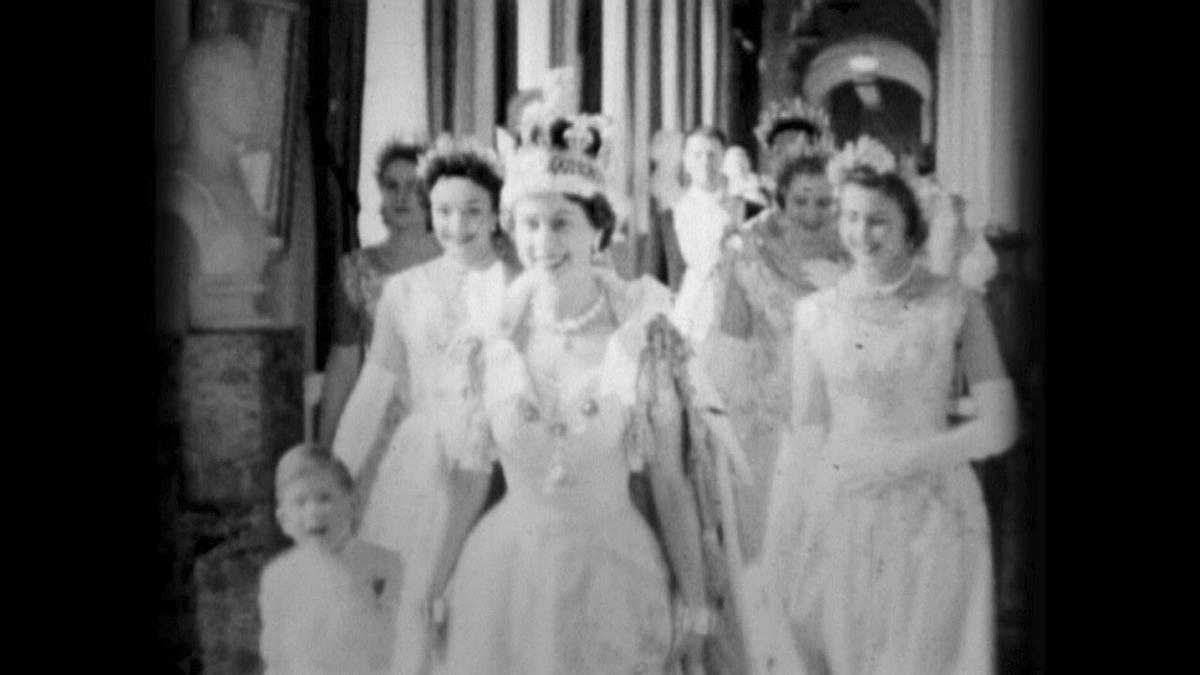 La reina Isabel II de Inglaterra (c), en el palacio de Buckingham, en el día de su coronación.