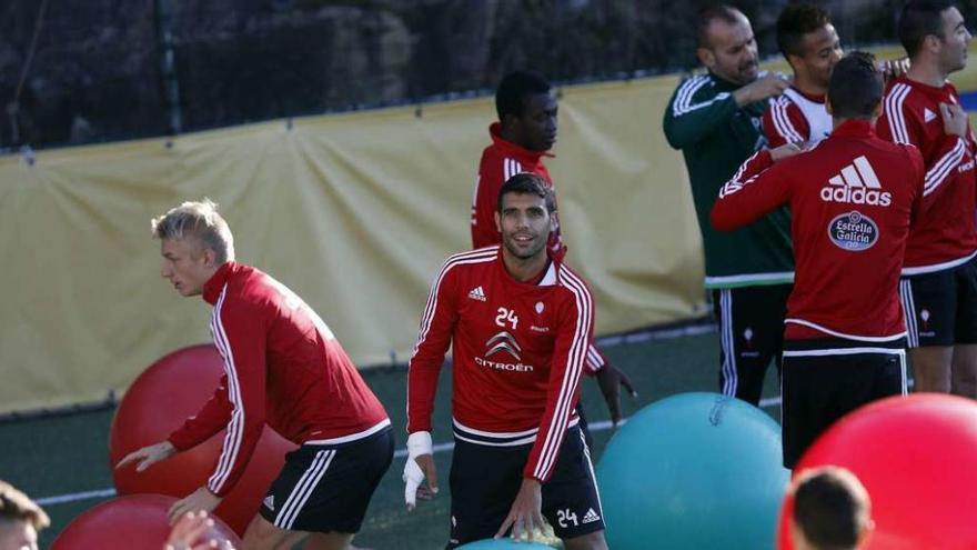 Augusto Fernández, junto a Wass, ayer, con el vendaje en la mano derecha que no le impedirá jugar el domingo en Villarreal. // Ricardo Grobas