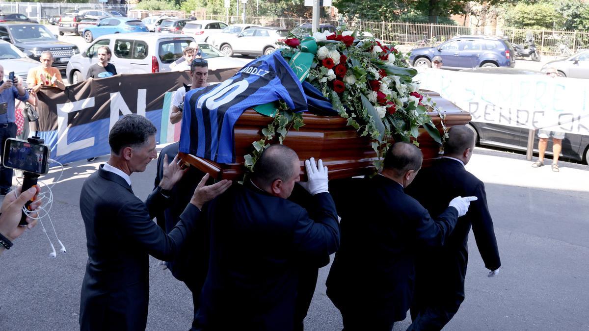 Luis Suárez, despedido con aplausos en su funeral en Milán
