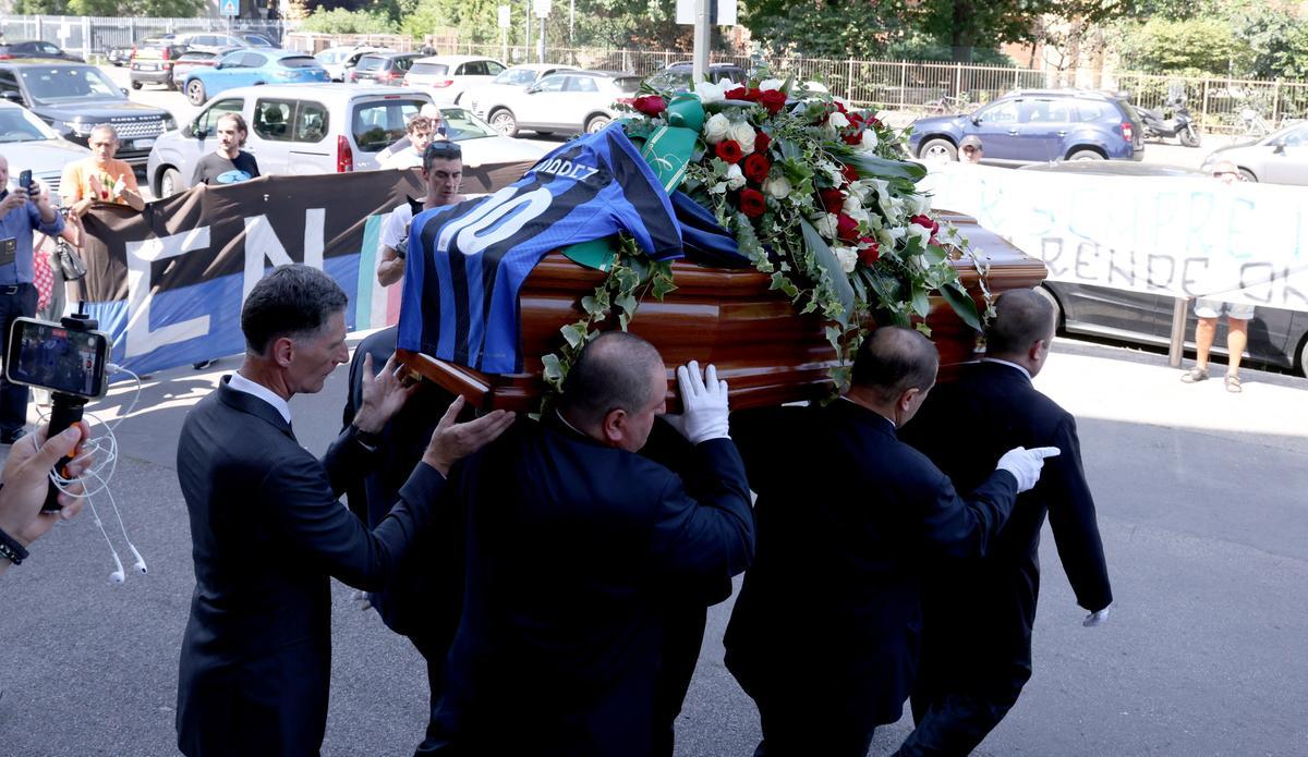 Luis Suárez, acomiadat amb aplaudiments en el seu funeral a Milà