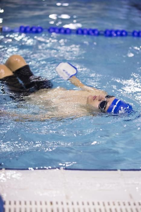 Equipo de natación adaptado en las piscinas del Parque del Oeste.