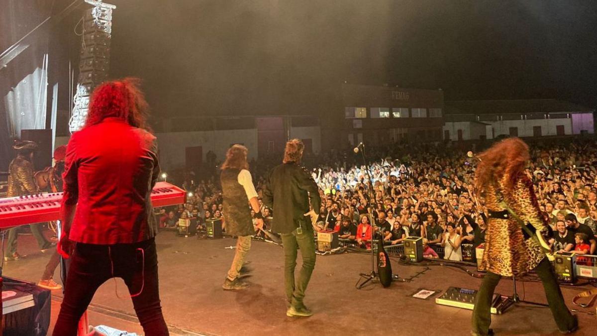 Unas 6.000 personas siguieron el concierto de Mago de Oz durante media hora, hasta que diluvió