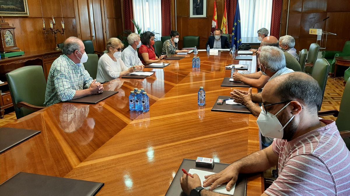 Alcaldes de municipios del Consejo Comarcal, en la reunión mantenida en la Subdelegación del Gobierno