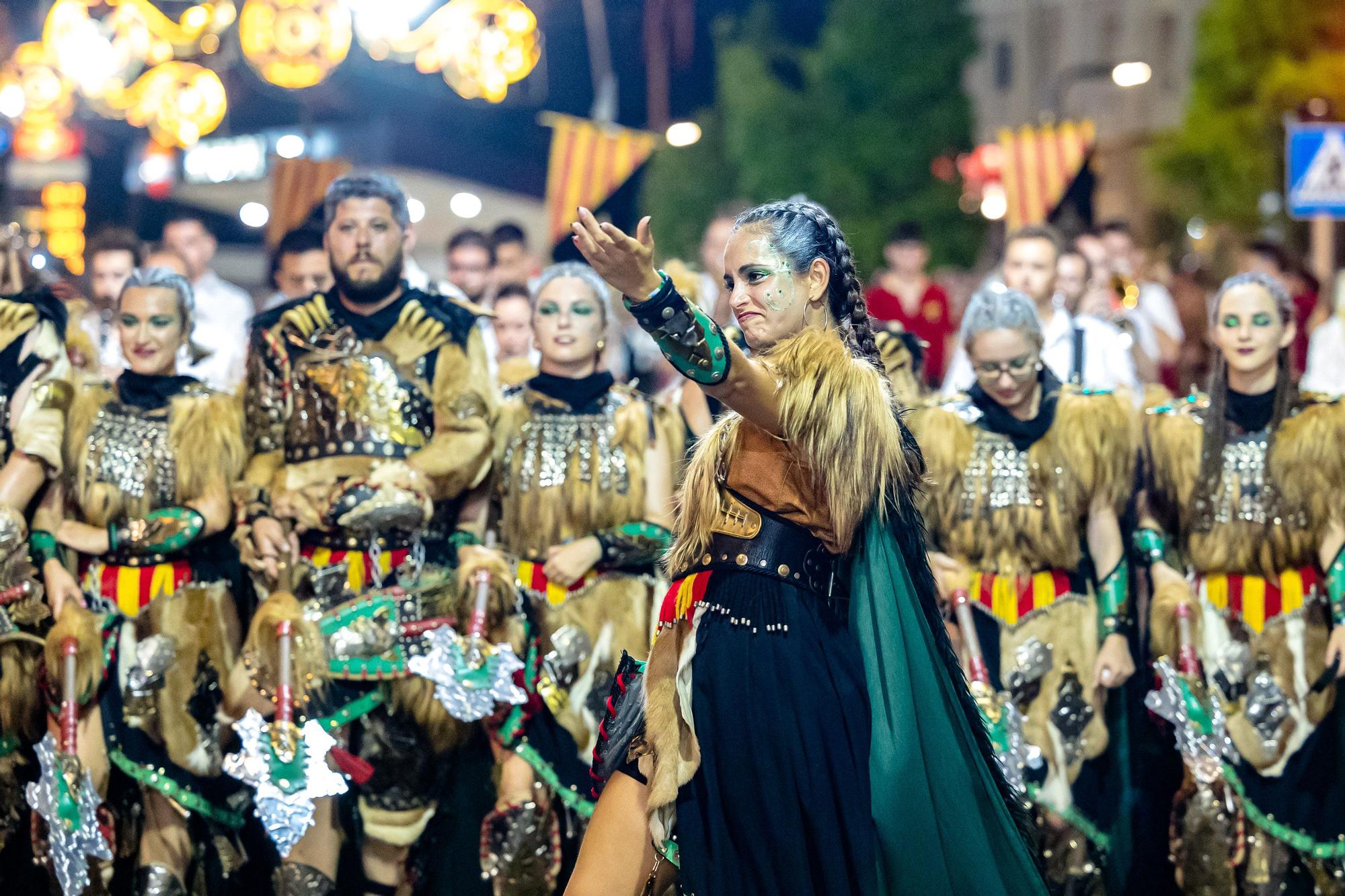 Las once compañías de la cruz recorren las calles ante la atenta mirada del público que volvió a sentir el vibrar de la música | Como en el Desfile moro, el boato lo formaron Reyes que ostentaron el cargo en años anteriore