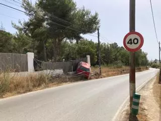 Imágenes del coche acidentado en el barrio de Can Guasch, en Santa Eulària