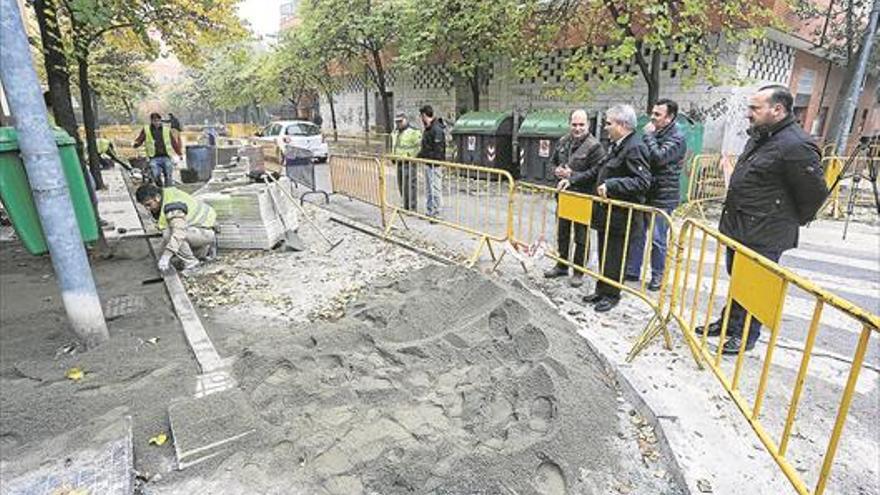 El Ayuntamiento de Badajoz repone el acerado de 22 calles de barrios y poblados