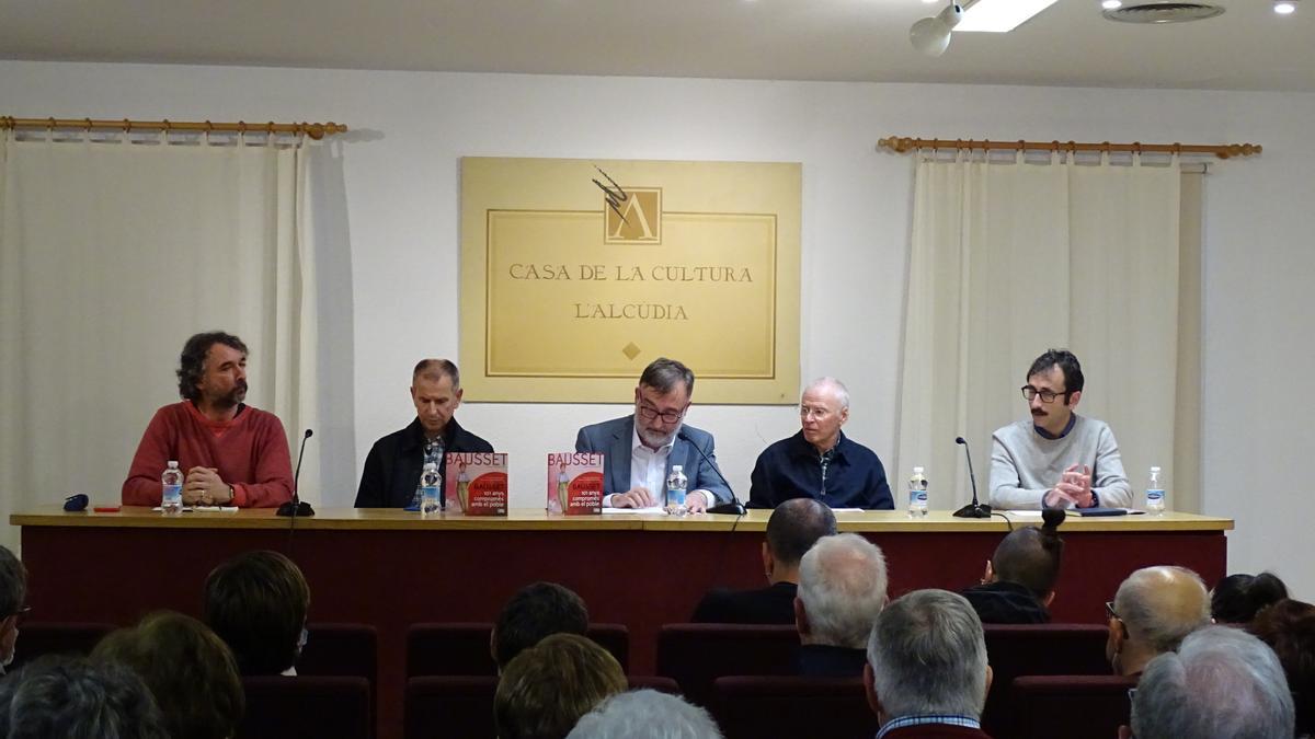 Un moment de la presentació del llibre “Bausset, 101 anys compromés amb el poble”