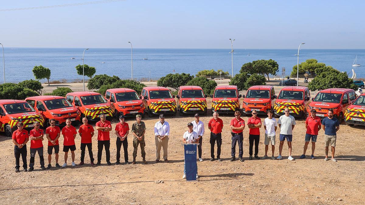 Entrega oficial de los 15 nuevos Citroën Berlingo para los Bomberos de Mallorca, con la participación del presidente del Consell de Mallorca, Llorenç Galmés, y del CEO de Inca Centro Auto, Francesc Crespí.