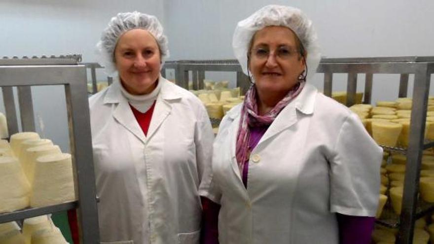 María Luz y Filomena Martínez, en la quesería La Borbolla, en Grado, junto a los quesos de afuega&#039;l pitu que elaboran.