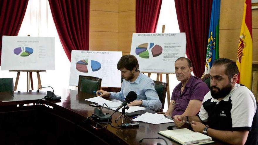 Jonatan López, primero por la derecha, junto al alcalde, Jesús Sánchez, y el concejal de Hacienda, Luis Baragaño, en la presentación en 2015 de los primeros presupuestos municipales del mandato.