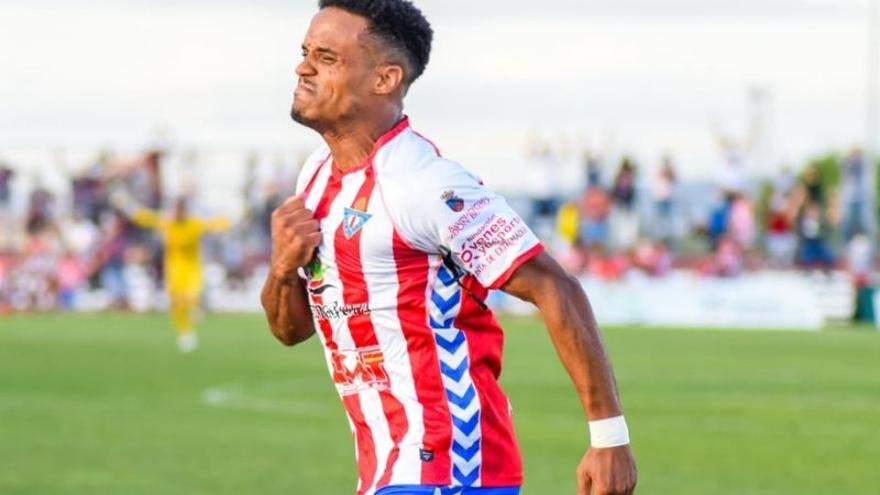 Raly Cabral celebra el decisivo gol del empate en el derbi ante el Mérida.