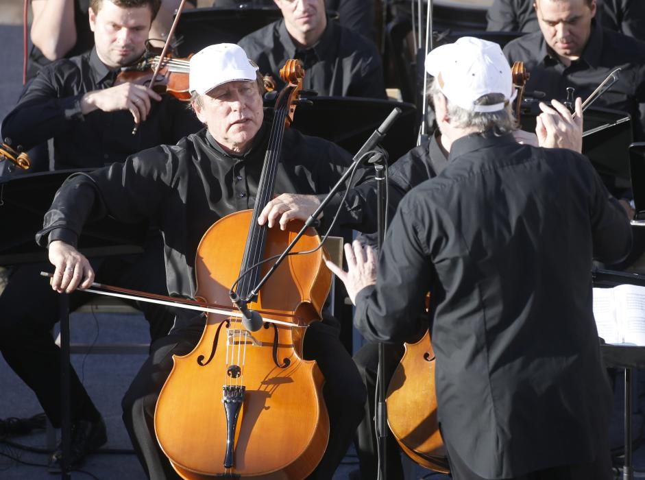 La Orquesta Sinfónica de San Petersburgo ha dado este jueves un concierto en el anfiteatro romano de la ciudad antigua de Palmira para celebrar el desminado de estas ruinas sirias.