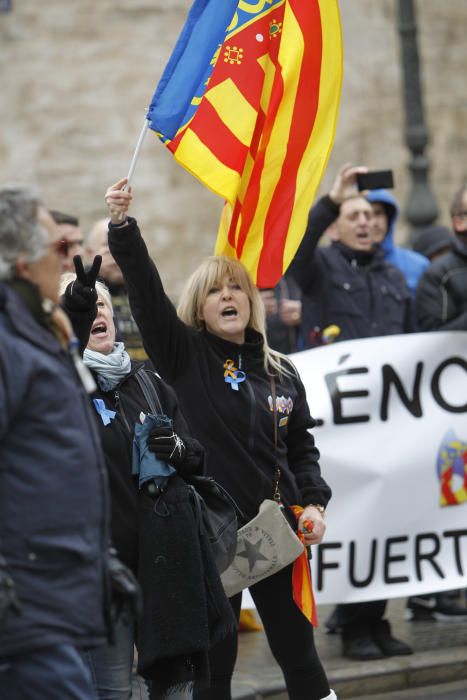 Concentración de entidades derechistas en València