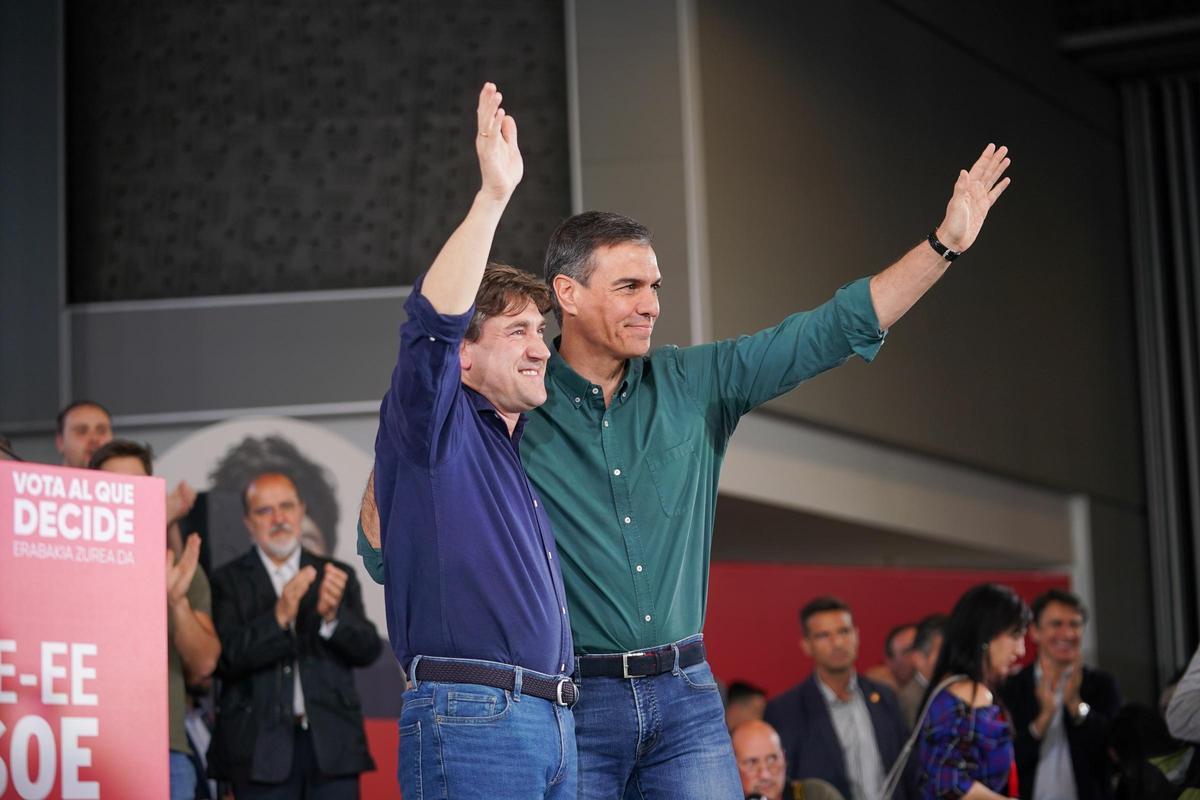 El candidato a lehendakari por el PSE-EE, Eneko Andueza (i) y el presidente del Gobierno, Pedro Sánchez (d), durante el acto de cierre de campaña.