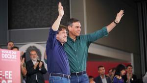 El candidato a lehendakari por el PSE-EE, Eneko Andueza (i) y el presidente del Gobierno, Pedro Sánchez (d), durante el acto de cierre de campaña del partido, en el Palacio Euskalduna, en Bilbao.