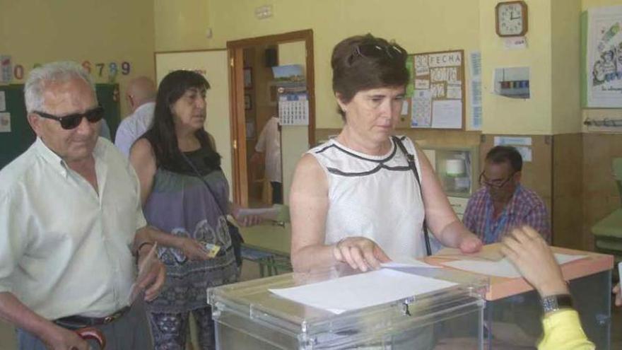 Electores depositan el voto en Villaralbo.