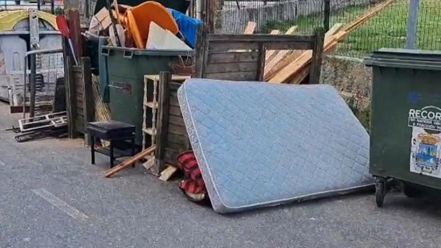 Preocupación en Arousa: nueva oleada de vertidos impropios en los contenedores y vertederos descontrolados