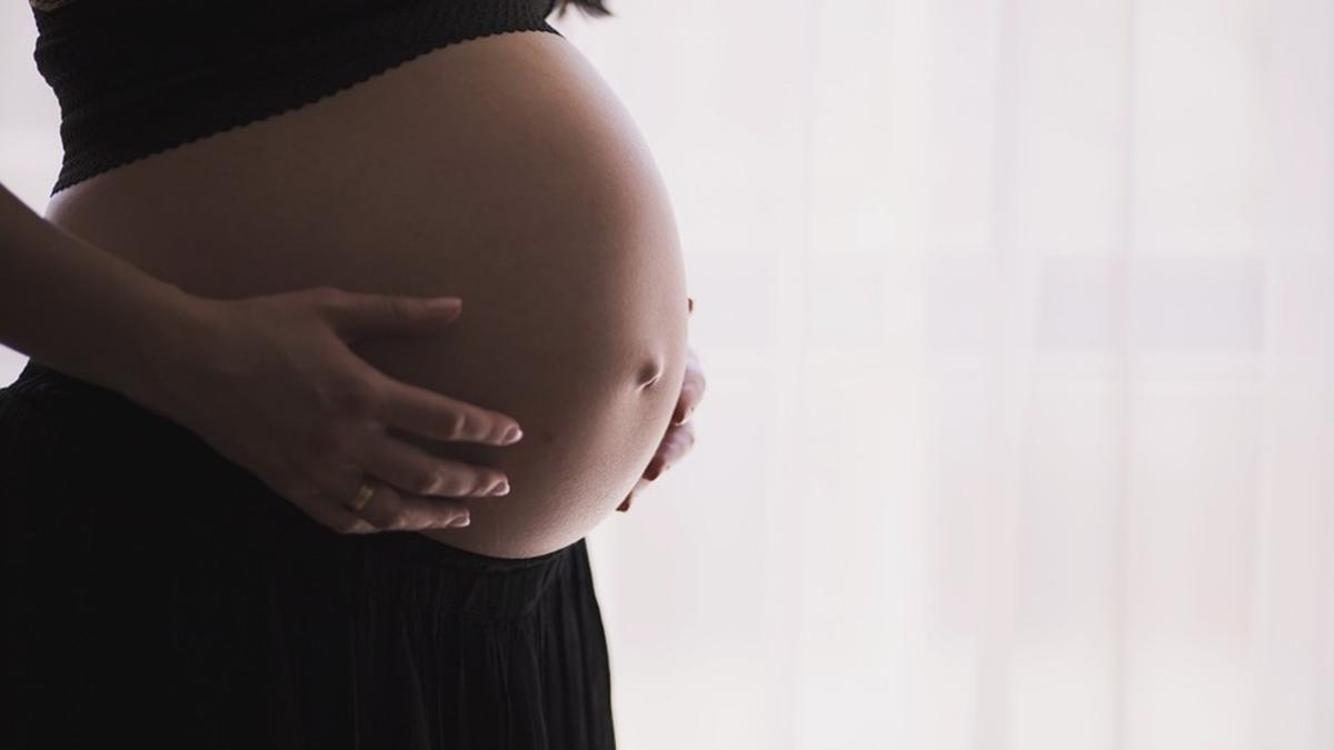 Una mujer embarazada