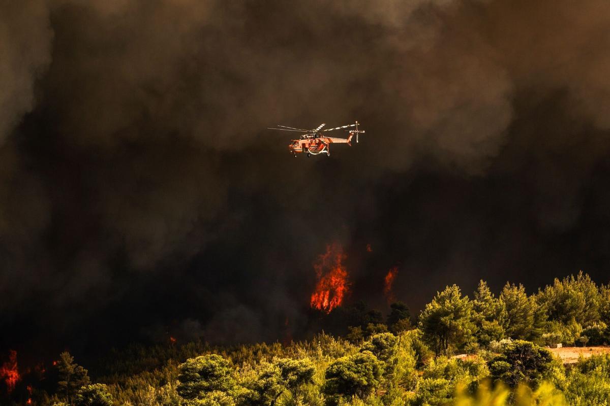 Dos grandes incencios cerca de Atenas obligan a evacuar a miles de personas