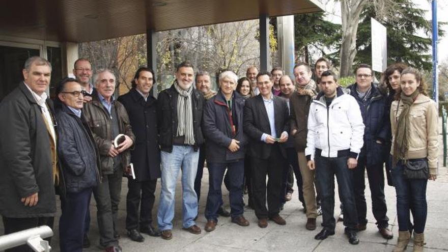 Juan José Román Mangas posa junto a varias de las personalidades que asistieron a la asamblea ayer.