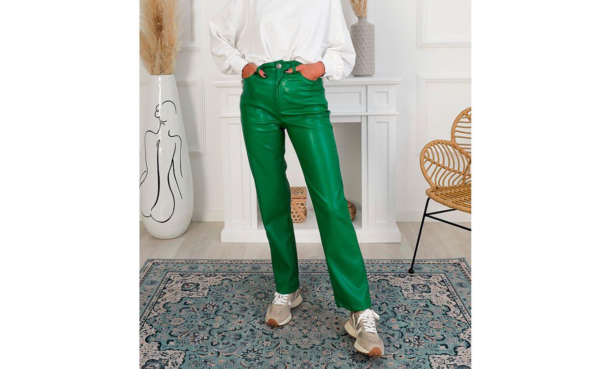 Pantalones efecto piel en verde botella, de The Desire Shop