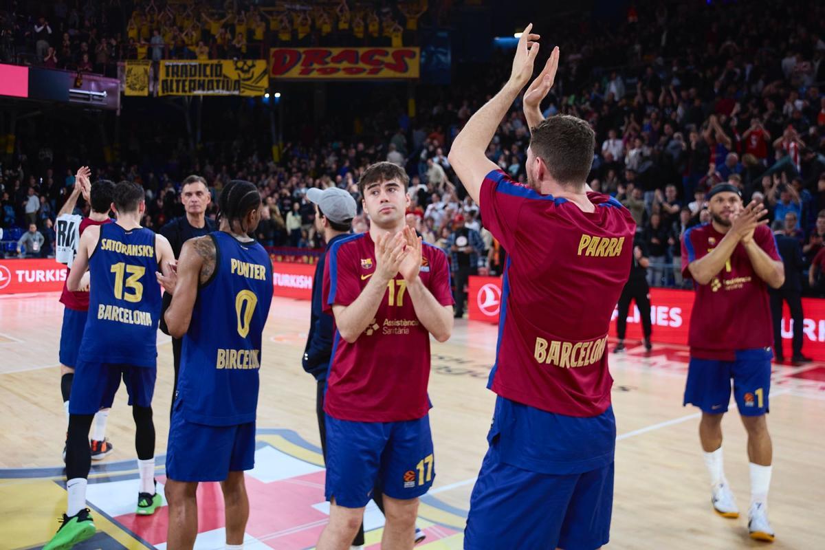 Los jugadores agradecieron el apoyo de la afición a pesar de la derrota en el Palau