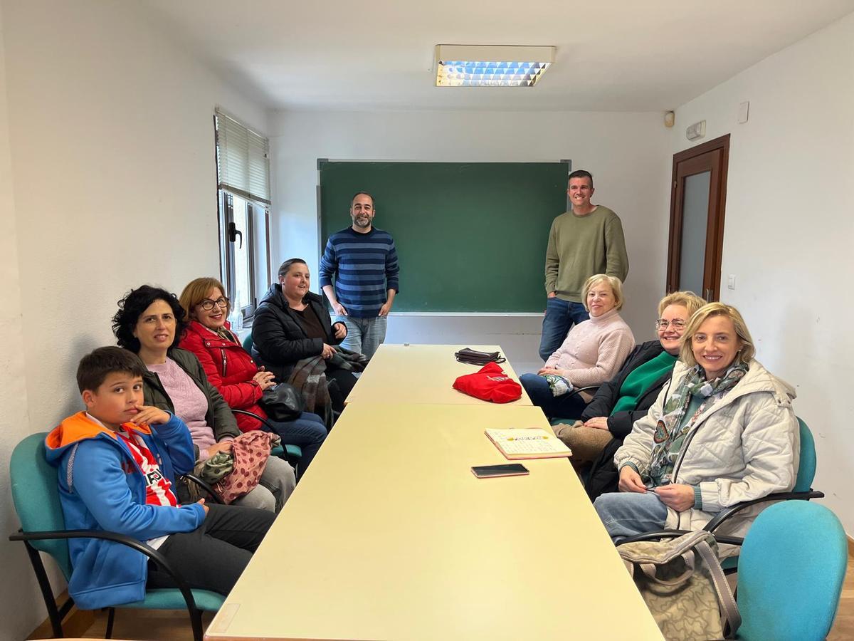 Al fondo, de pie, Juan Mondéjar y Manuel Martín, ponentes de la charla, junto a asistentes a la ponencia.